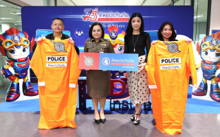 ทิพยประกันภัย ห่วงใยทุกชีวิตในสังคม มอบเสื้อกันฝนให้กับเจ้าหน้าที่ตำรวจ